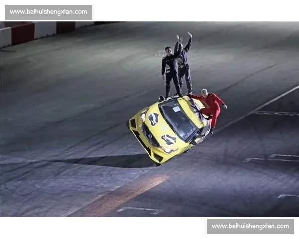 赛道上的速度与激情!惊险超车镜头令人窒息